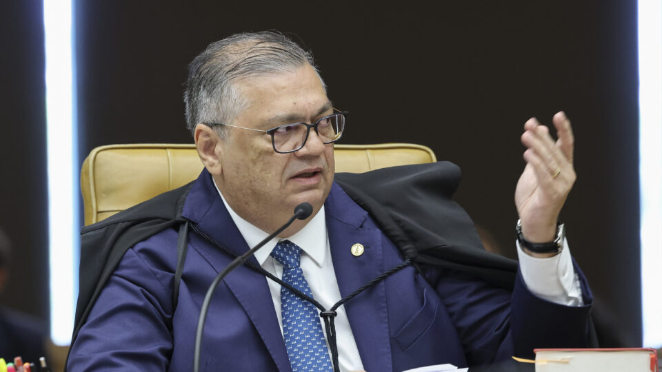Decisão de Dino contra Flávio reaquece crise no STF e acirra disputa eleitoral