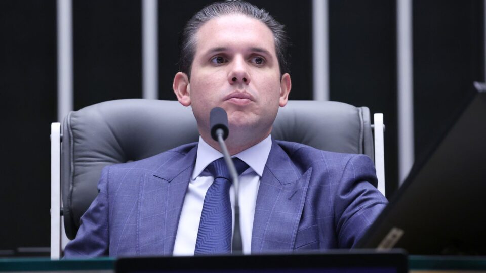 Mensagens citam tratativa de “sociedade” entre Motta e Vorcaro; deputado nega irregularidades
