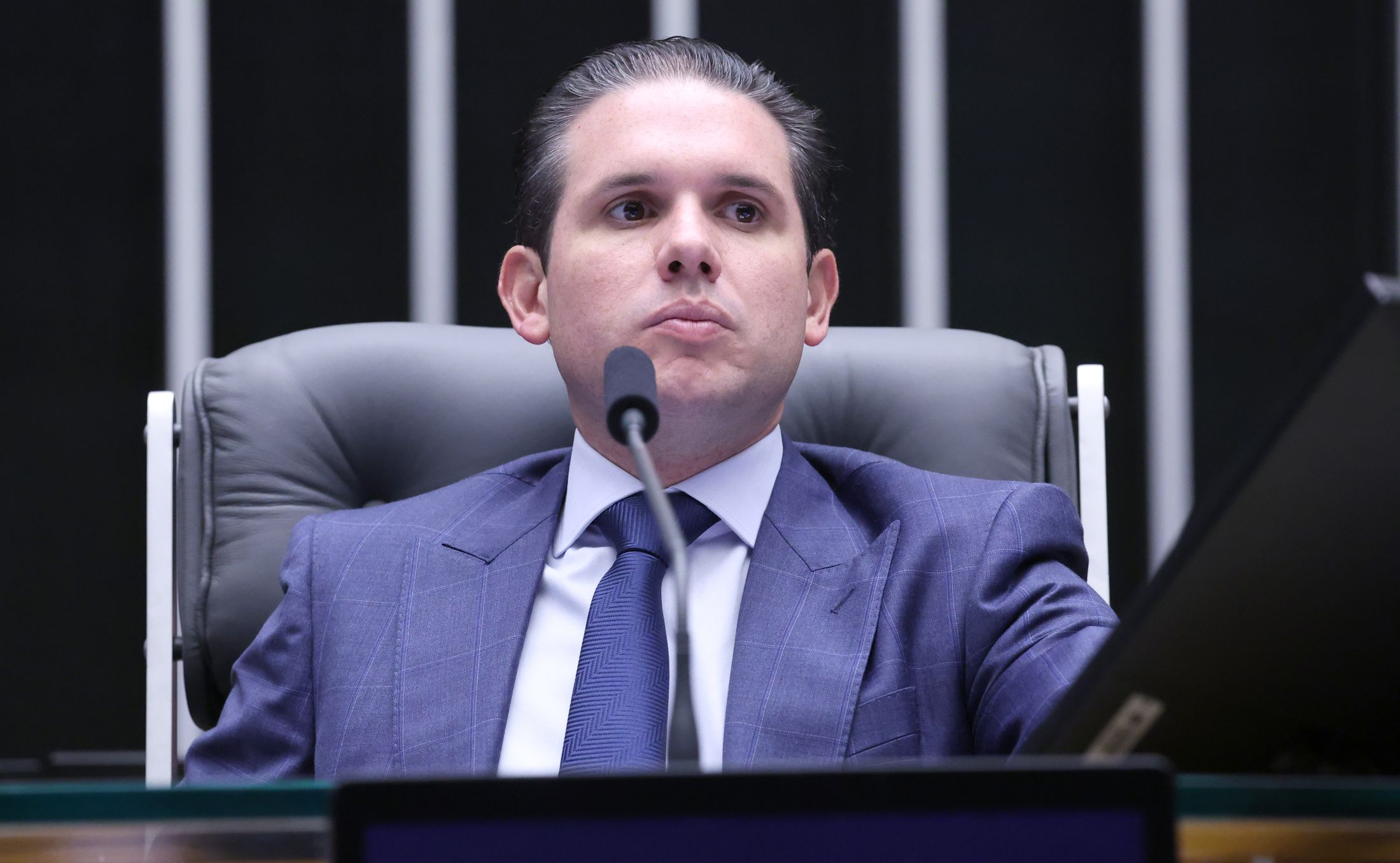 Mensagens citam tratativa de “sociedade” entre Motta e Vorcaro; deputado nega ilícito