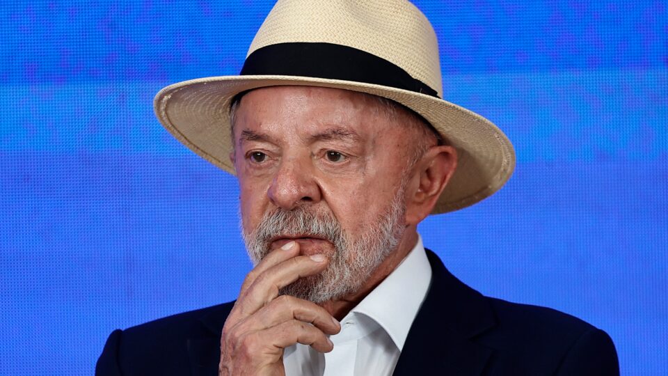 Lula explora fake news,  afaga católicos e larga a mão de evangélicos  