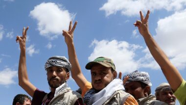 Prisioneiros houthi comemoram libertação após avanço das tropas do grupo radical.