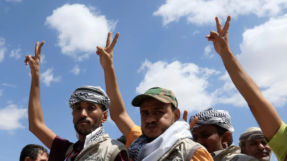 Prisioneiros houthi comemoram libertação após avanço das tropas do grupo radical.