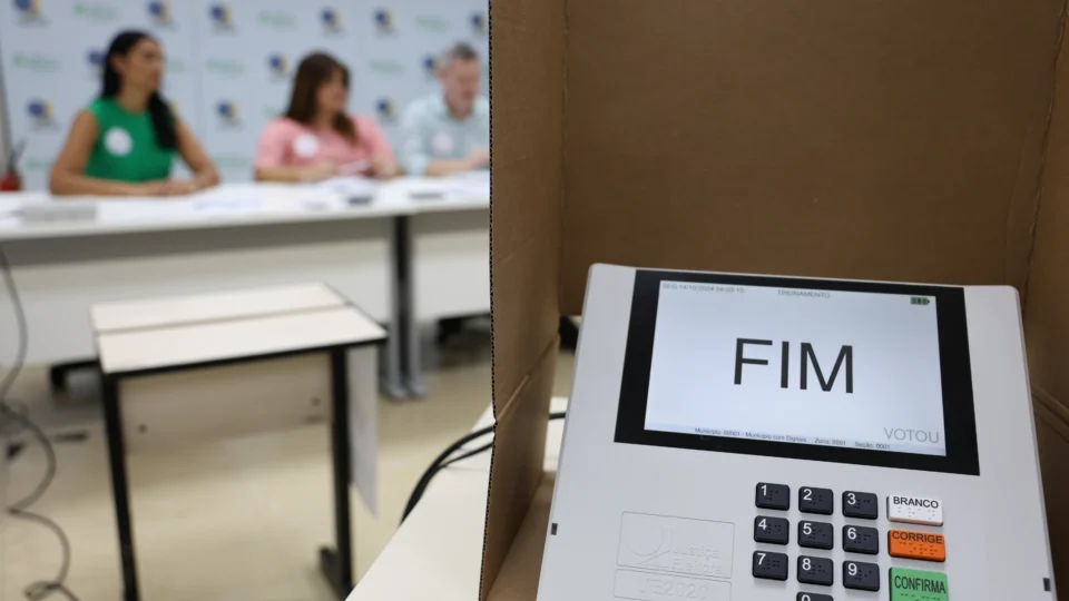 O número de votos necessário para conquistar um cargo varia conforme o sistema eleitoral e, no caso dos deputados, depende também do desempenho do partido ou federação.