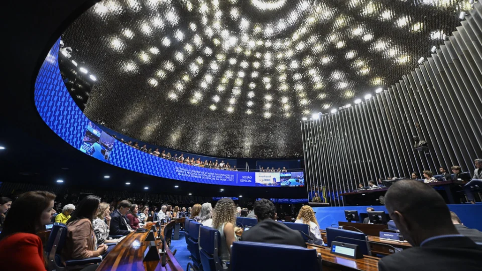 O voto para senador não define apenas quem ocupará a cadeira: os dois suplentes da chapa também podem assumir o mandato durante os oito anos seguintes.