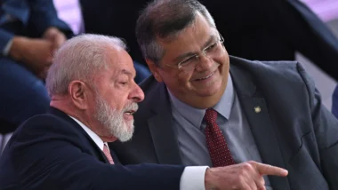 Lula liga para Dino durante evento do governo