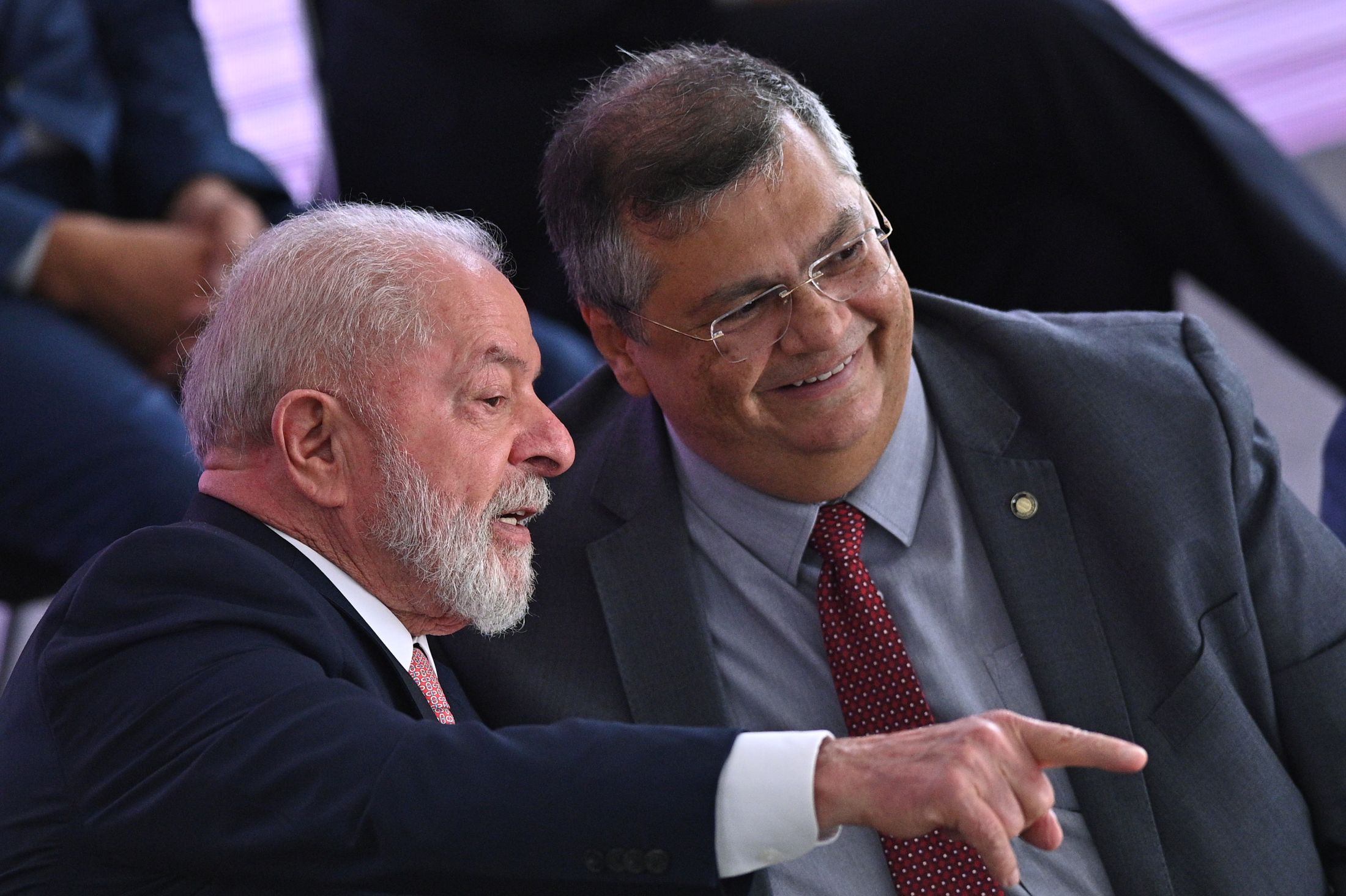 Lula liga para Dino durante evento do governo e Flávio questiona: “Subordinado?”