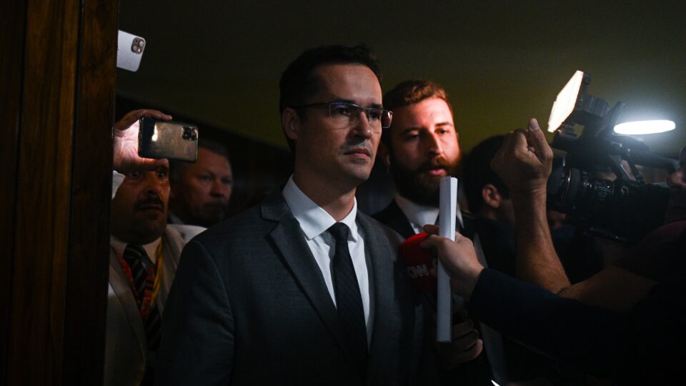 TRE-PR extingue ação que bloqueou perfil de Deltan Dallagnol; campanha segue suspensa