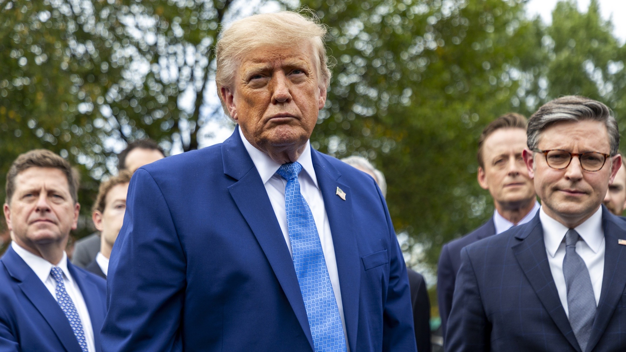 Trump rebatiza IA como “Superinteligência” e firma acordo com gigantes do setor para limitar riscos