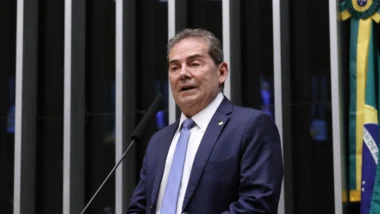Solidariedade pede que Dino afaste Nunes Marques e Mendonça de ações no TSE