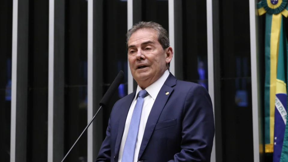 Solidariedade pede que Dino afaste Nunes Marques e Mendonça de ações no TSE