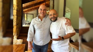 Funcionário de Vorcaro avisou que "Zé Maria tirou foto com o ministro". Agora, surge uma foto de Alexandre de Moraes com o chefe de cozinha José Maria Meira.