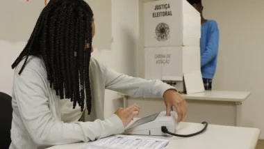 Mesários iniciam os trabalhos antes das 8h e só deixam a seção após o encerramento da votação.