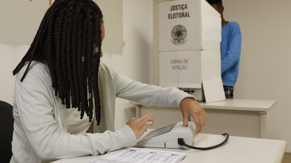 Mesário nas Eleições 2026: veja que horas chegar e como funciona o trabalho na votação