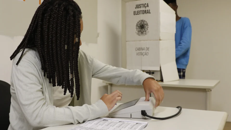 Mesários iniciam os trabalhos antes das 8h e só deixam a seção após o encerramento da votação.