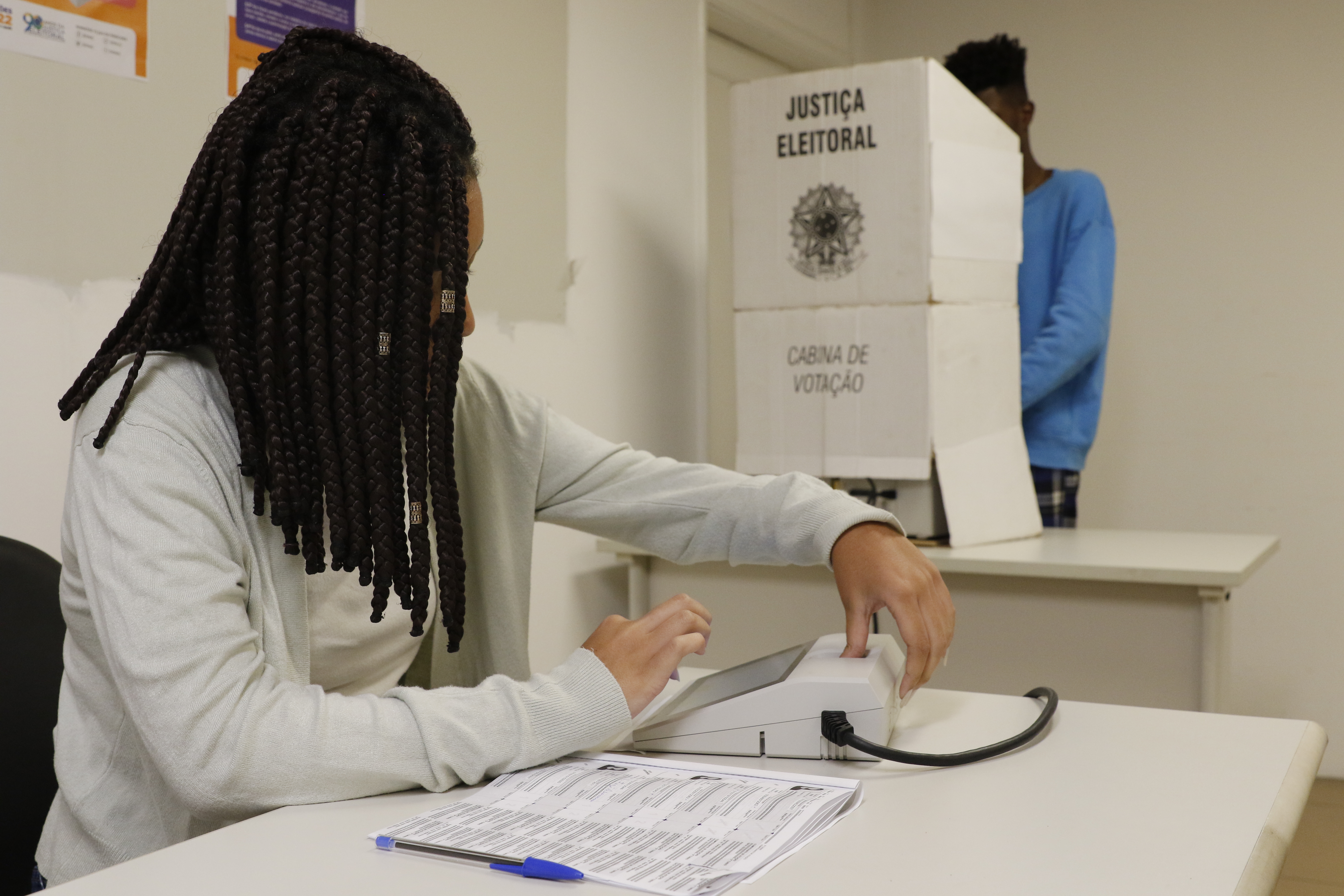 Mesário nas Eleições 2026: veja que horas chegar e como funciona o trabalho na votação