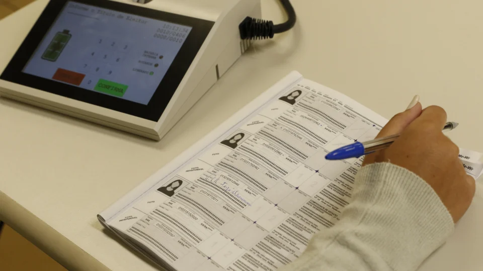 A atuação dos mesários inclui a identificação do eleitor, a organização da fila e o acompanhamento dos procedimentos de votação.