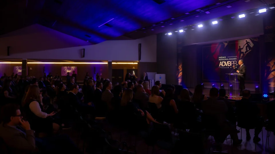 Roberto Herrera, presidente da ADVB/PR, durante discurso na cerimônia do Prêmio Personalidades ADVB/PR 2026, em Curitiba.