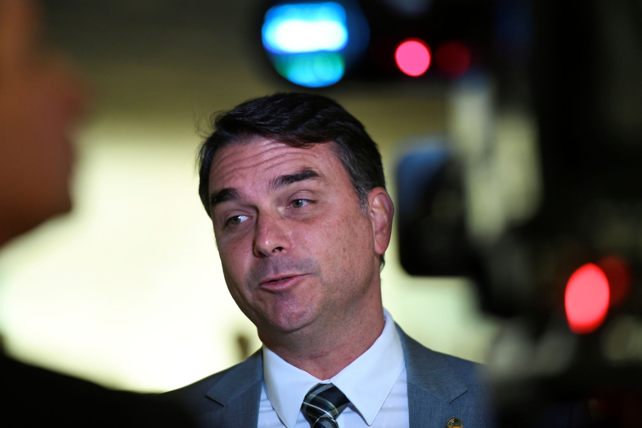 Justiça restringe redes sociais de servidor da Secom após posts sobre Flávio e Padroeira