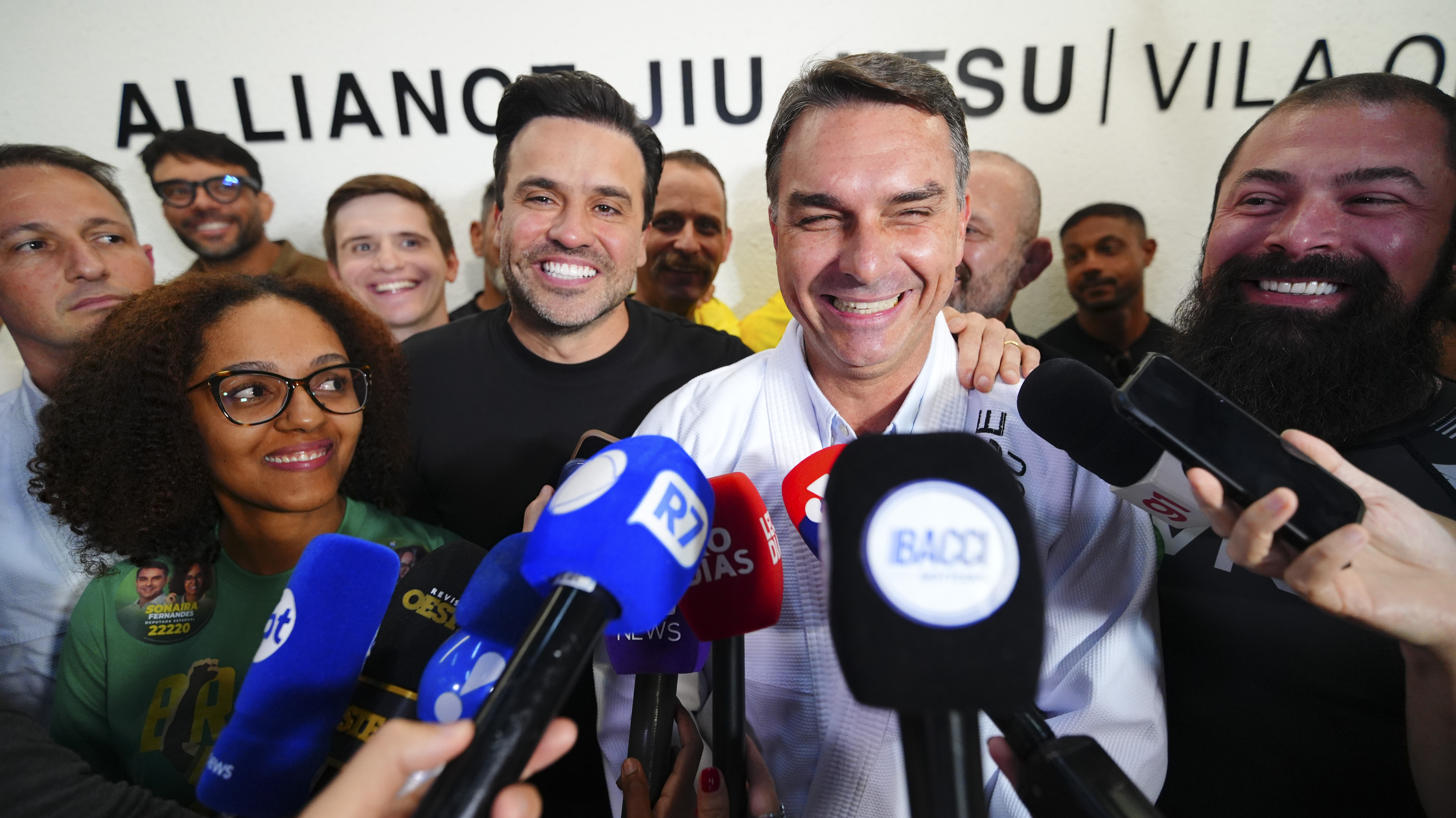 Flávio Bolsonaro recebeu apoio de Pablo Marçal em São Paulo, na terça (29)