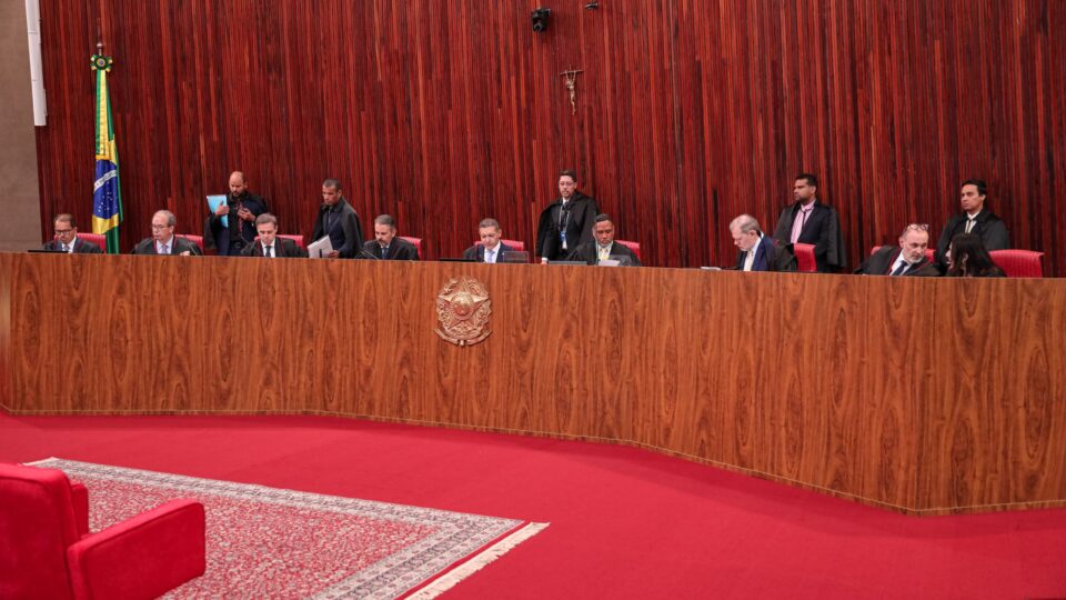 TSE tem maioria para remover fake news sobre Flávio e Nossa Senhora, mas ministros divergem quanto ao alcance