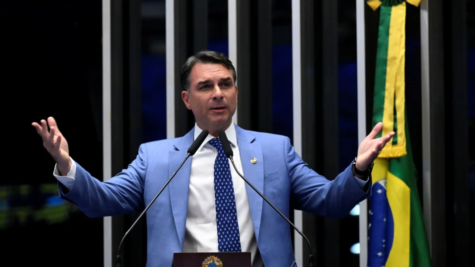 Flávio pede a Fachin suspeição de Dino em ações sobre ele, Lula e eleições