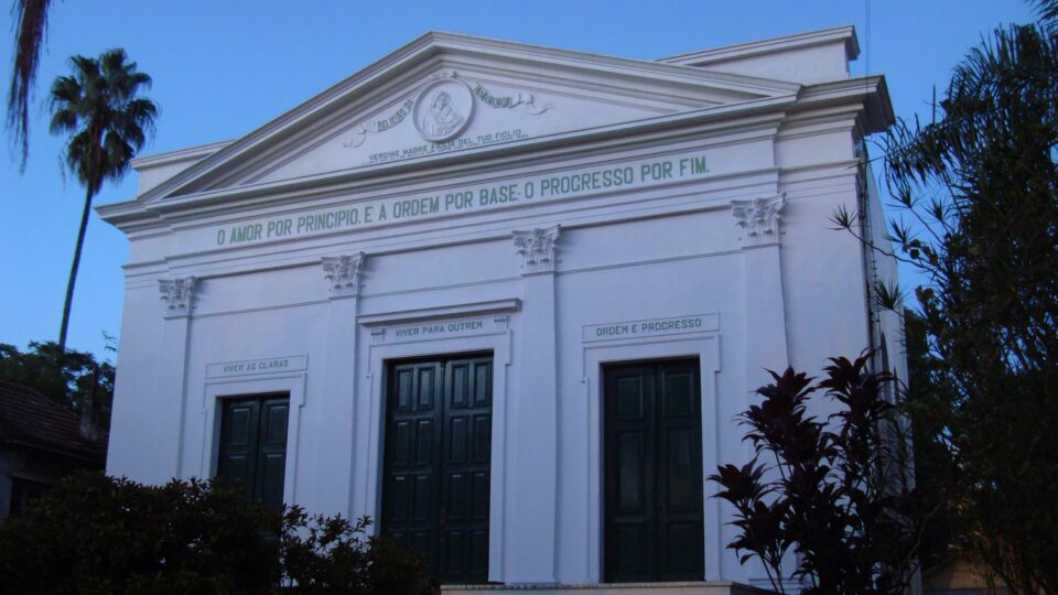 A alma brasileira não nasceu de Comte, mas veio da Cruz