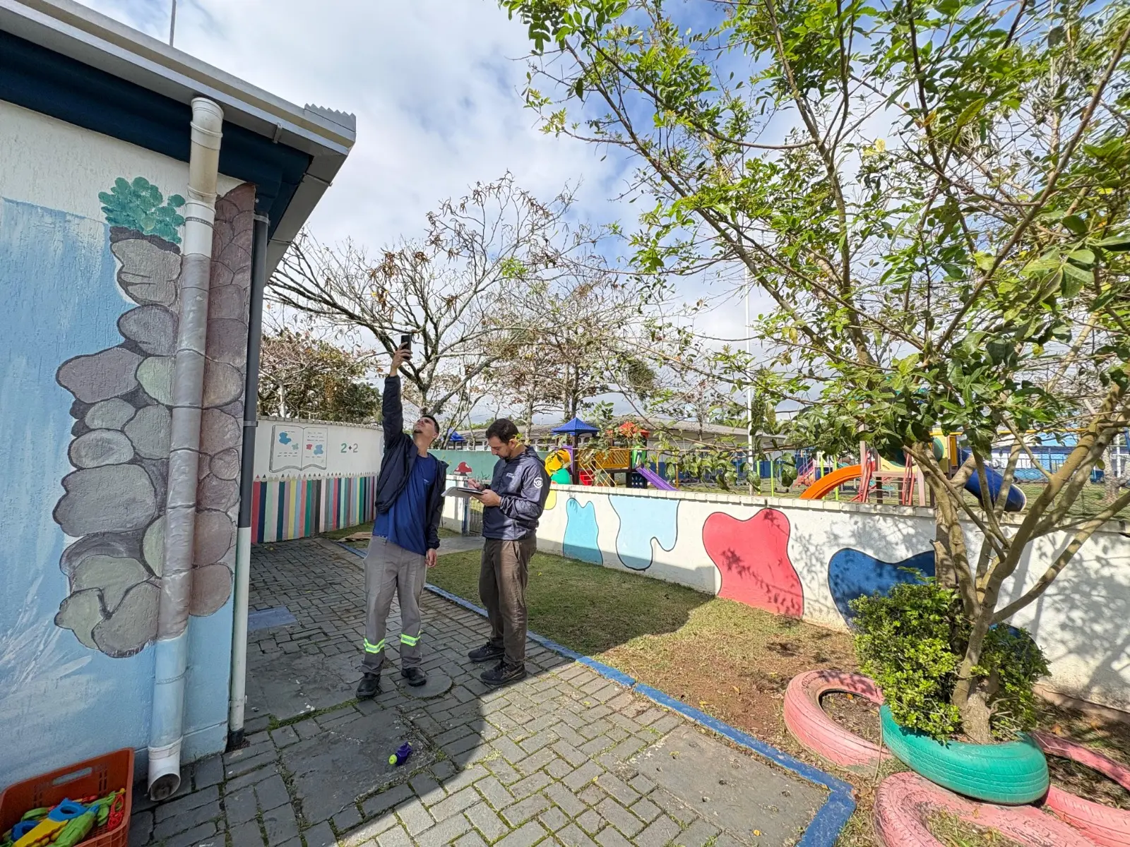 Câmeras de segurança são instaladas em área escolar para ilustrar projeto de videomonitoramento em Balneário Camboriú.