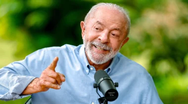 Lula afirma que pretende comprar uma distribuidora de combustíveis para atuar sobre os preços do setor.