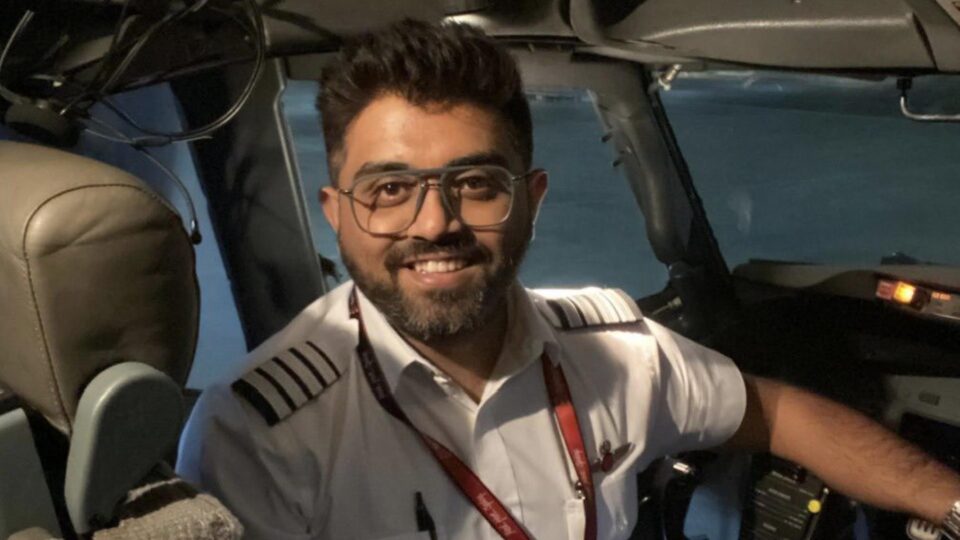 Quem é o piloto indiano da FlyDubai que está sendo aclamado como herói
