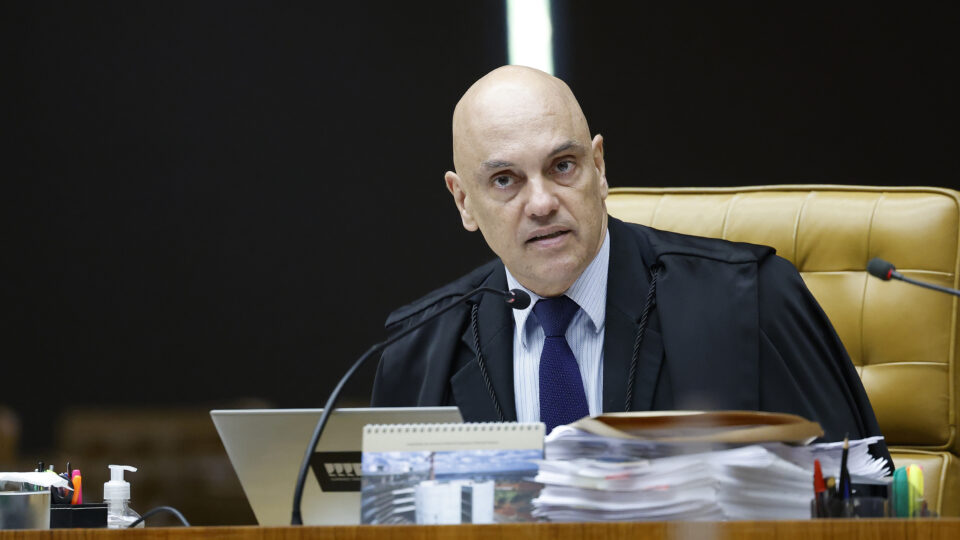 Moraes multa advogado por uso de comando oculto de IA em petição de defesa de réu do 8 de janeiro