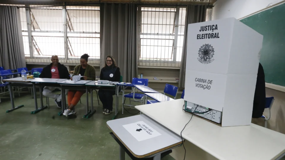 A situação de uma candidatura pode permanecer indefinida até o dia da eleição, enquanto a Justiça Eleitoral analisa recursos sobre o registro.