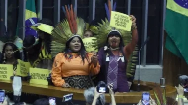 Sônia Guajajara e Célia Xakriabá, na Câmara dos Deputados, durante uma sessão em homenagem às mulheres indígenas: as “cacicas” psolistas da Bancada do Cocar