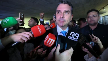 Flávio Bolsonaro fala em censura do TSE e desiste de debate da TV Globo