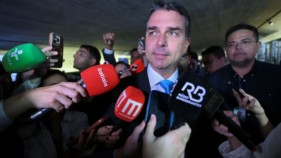 Flávio Bolsonaro fala em censura do TSE e desiste de debate da TV Globo