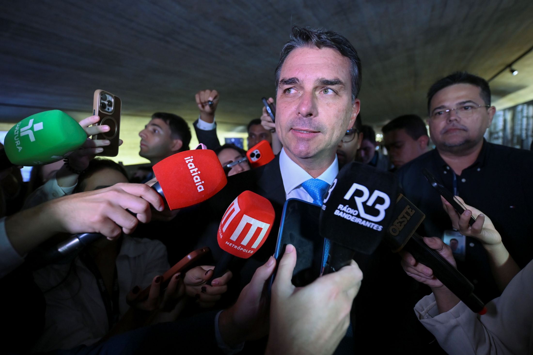 Flávio Bolsonaro fala em censura do TSE desiste de debate da TV Globo
