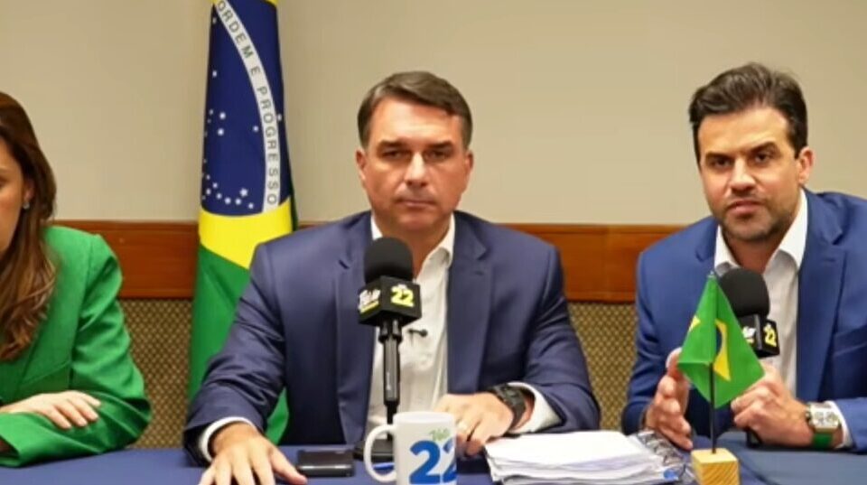 Flávio diz que Lula usou “amigos no Judiciário” para censurar debate