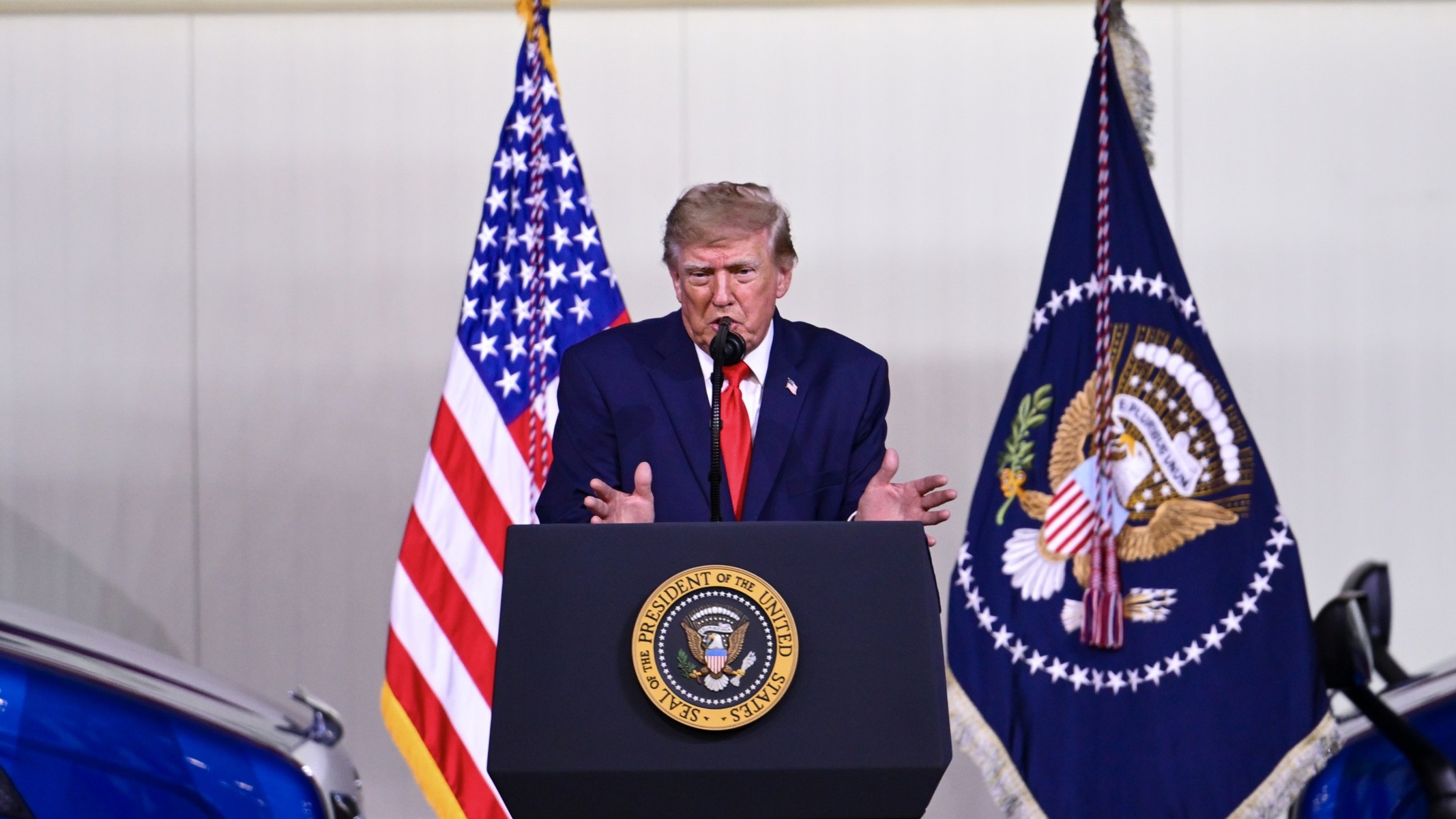 Trump avalia resposta após Irã ser ligado a plano terrorista contra base dos EUA no Reino Unido