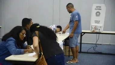 Eleitor pode votar de bermuda, camiseta e chinelo nas eleições; Justiça Eleitoral não estabelece traje específico para a votação.