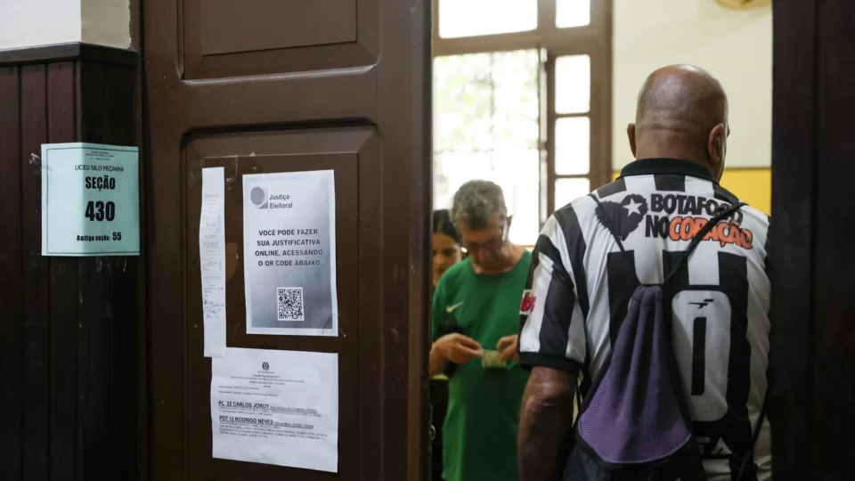 Torcedor chega ao local de votação usando camisa de time; roupas esportivas não são proibidas pela Justiça Eleitoral.