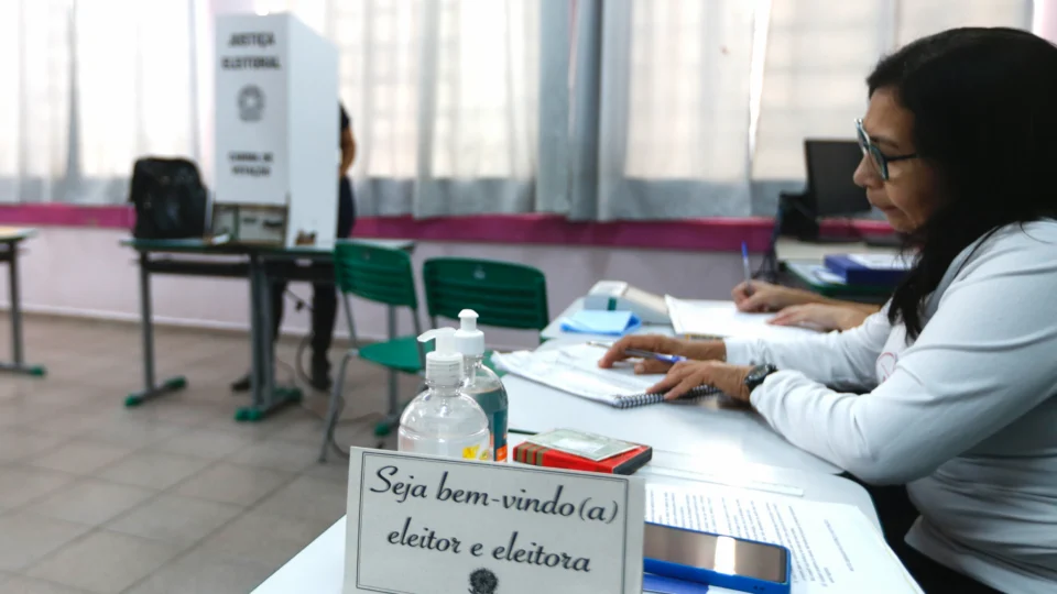 O horário de Brasília é a referência para o início e o encerramento da votação em todo o país, inclusive nos estados que estão em outros fusos.
