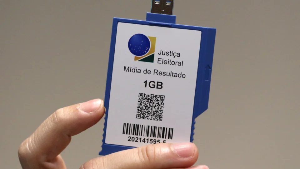 O fim da votação não significa o fim da apuração: os resultados são divulgados gradualmente conforme os boletins de urna são processados.