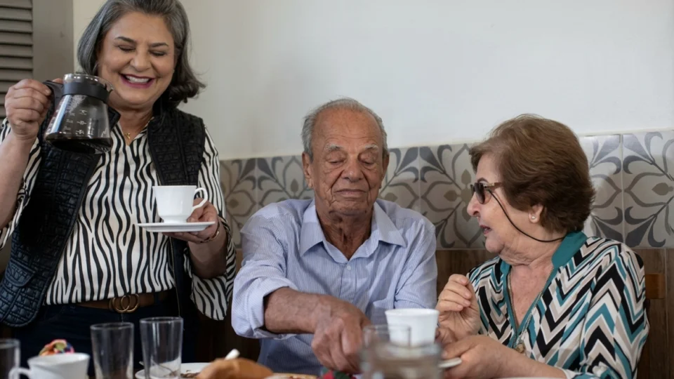 Produtora de café Suzana Santos ao lado dos pais, pioneiros dos cafés especiais no Brasil