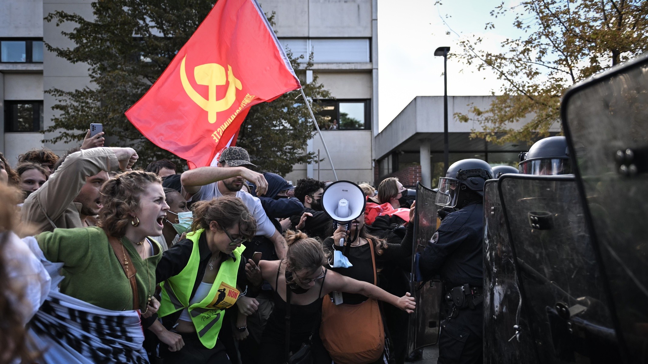 Governo Macron acusa extrema esquerda de explorar protestos estudantis violentos na França