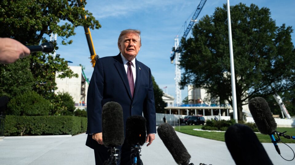 Trump diz que está “observando tudo” e acompanhando eleição no Brasil “muito de perto”