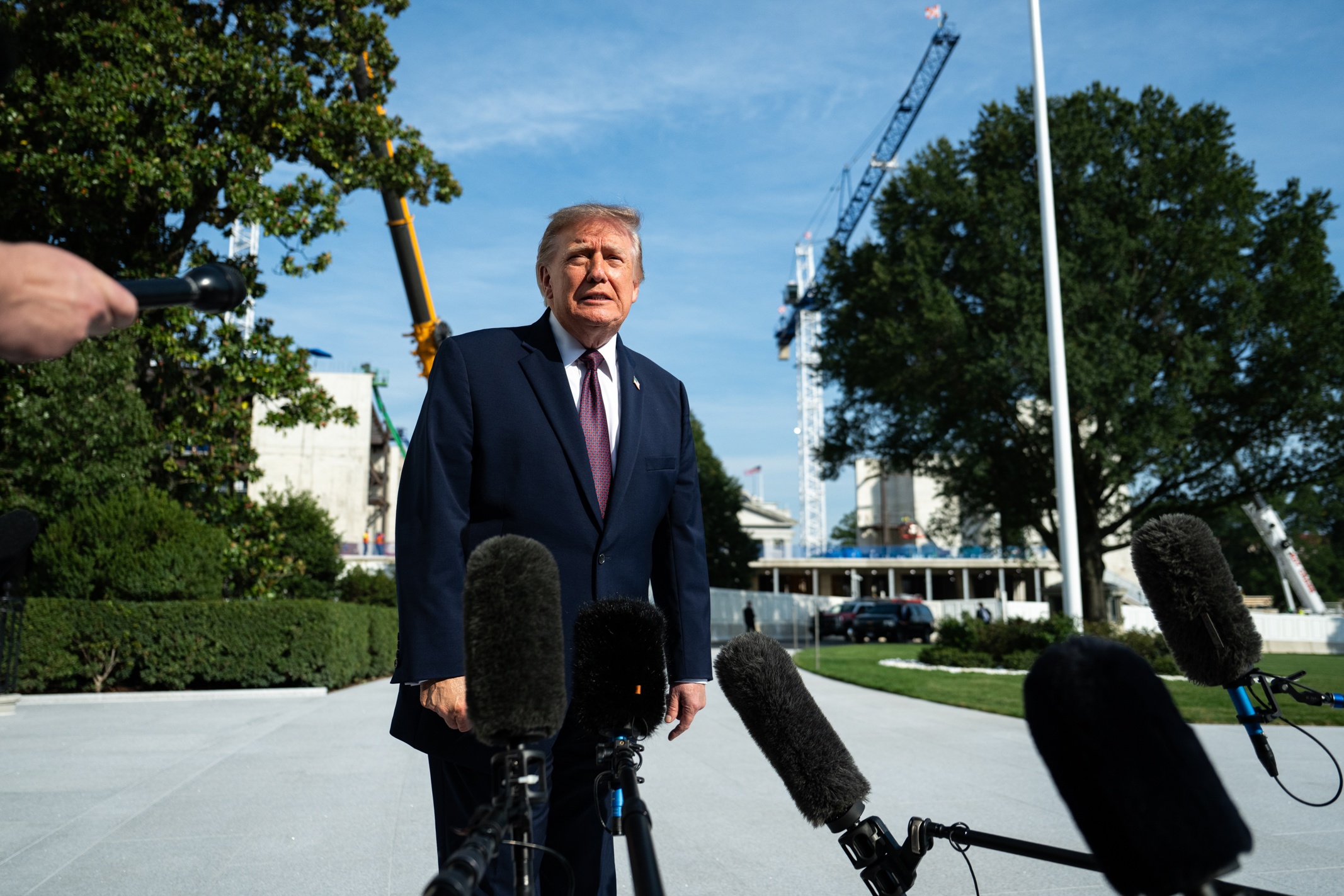 Trump diz que está “observando tudo” e acompanhando eleição no Brasil “muito de perto”