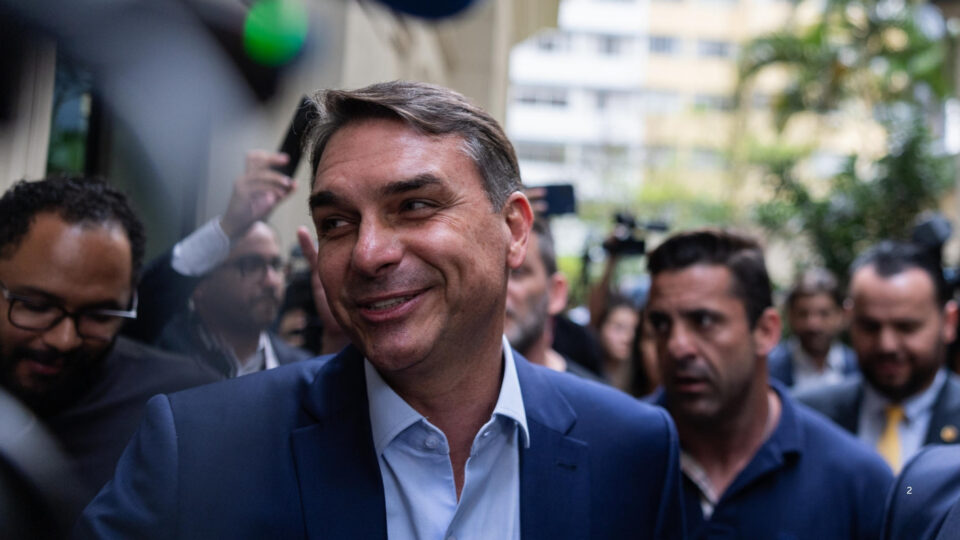 Flávio Bolsonaro é o primeiro presidenciável a votar e diz acreditar em vitória no primeiro turno