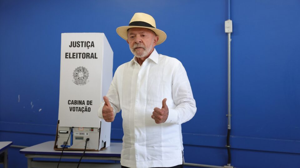 Lula vota no ABC Paulista ao lado de Alckmin e Haddad