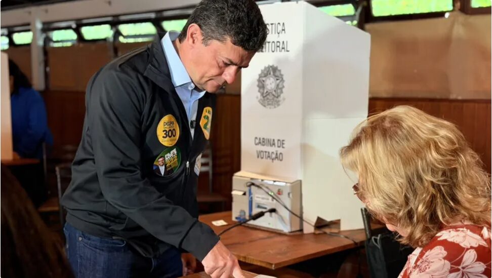 Moro vota em Curitiba e defende decisão sobre Deltan: “É assim que as coisas devem proceder”