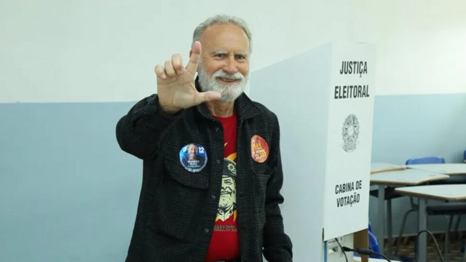 Dr. Rosinha vota e afirma que Deltan “tumultua” eleições no Paraná