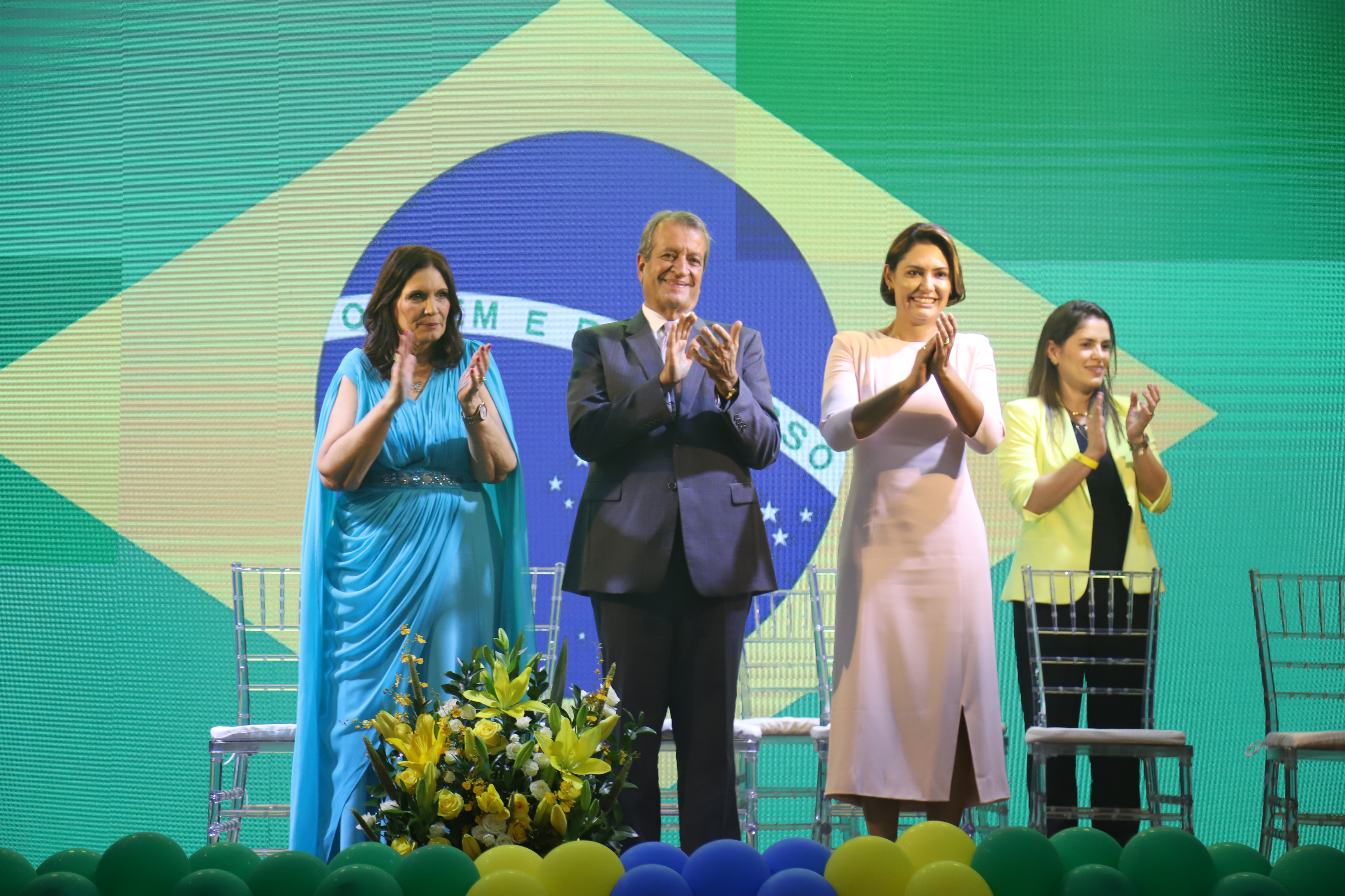 Michelle Bolsonaro vence Senado e puxa fila dos primeiros eleitos da direita no país